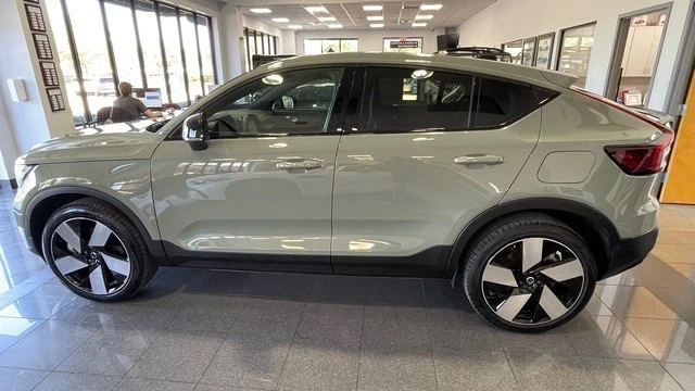 2024 Volvo XC40 - Image 2 of 31
