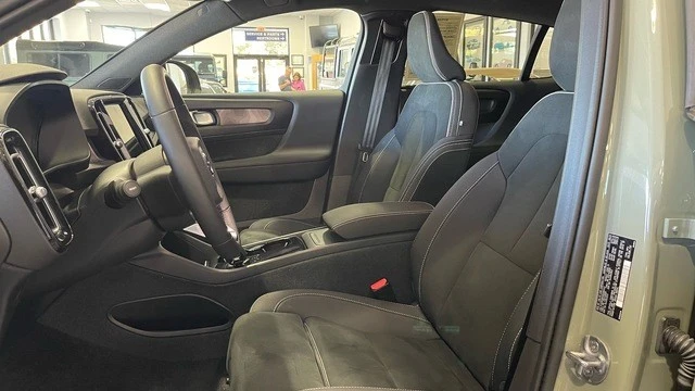 2024 Volvo XC40 - Image 27 of 31