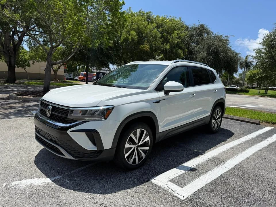 2024 Volkswagen Taos - Image 2 of 15