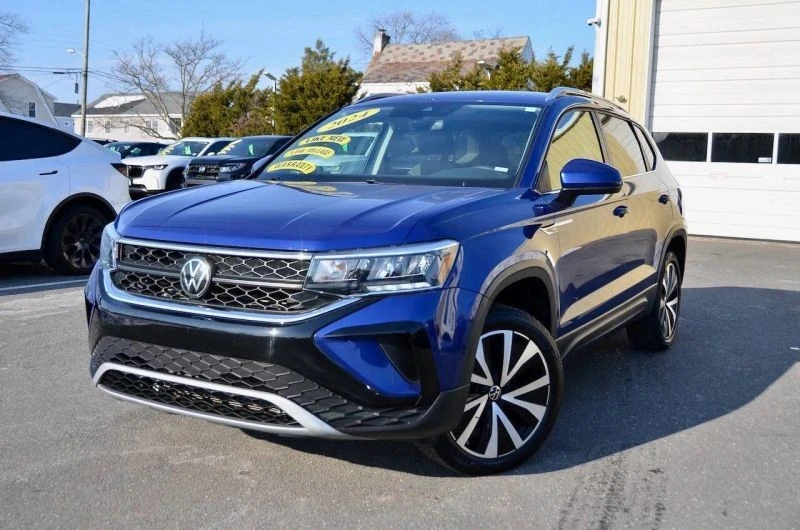 2024 Volkswagen Taos - Image 2 of 12