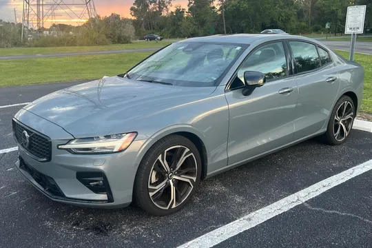2024 Volvo S60 B5 Plus Dark Theme