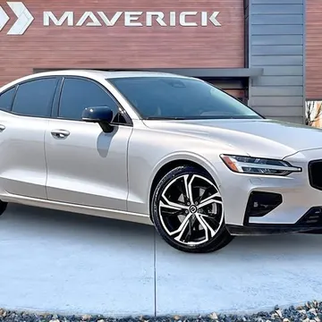 2024 Volvo S60 B5 Plus Dark Theme