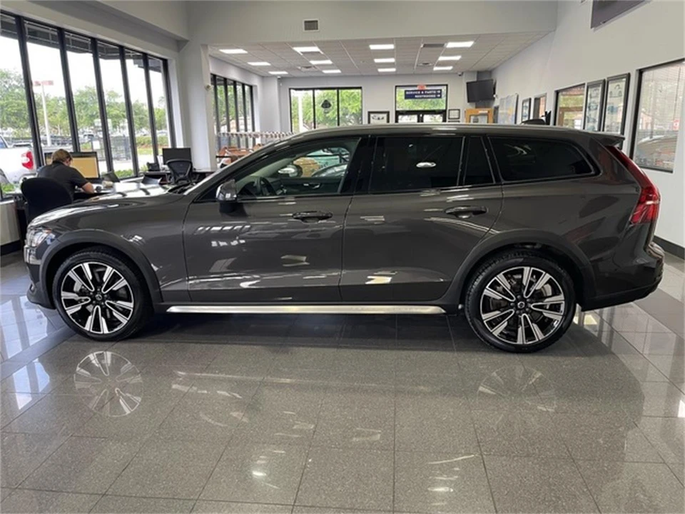 2024 Volvo V60 2nd Gen - Image 2 of 31