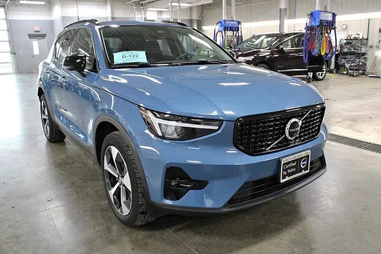 2024 Volvo XC40 Plus Dark Theme AWD Automatic