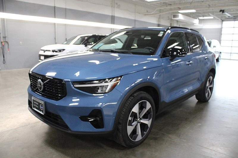 2024 Volvo XC40 - Image 2 of 17