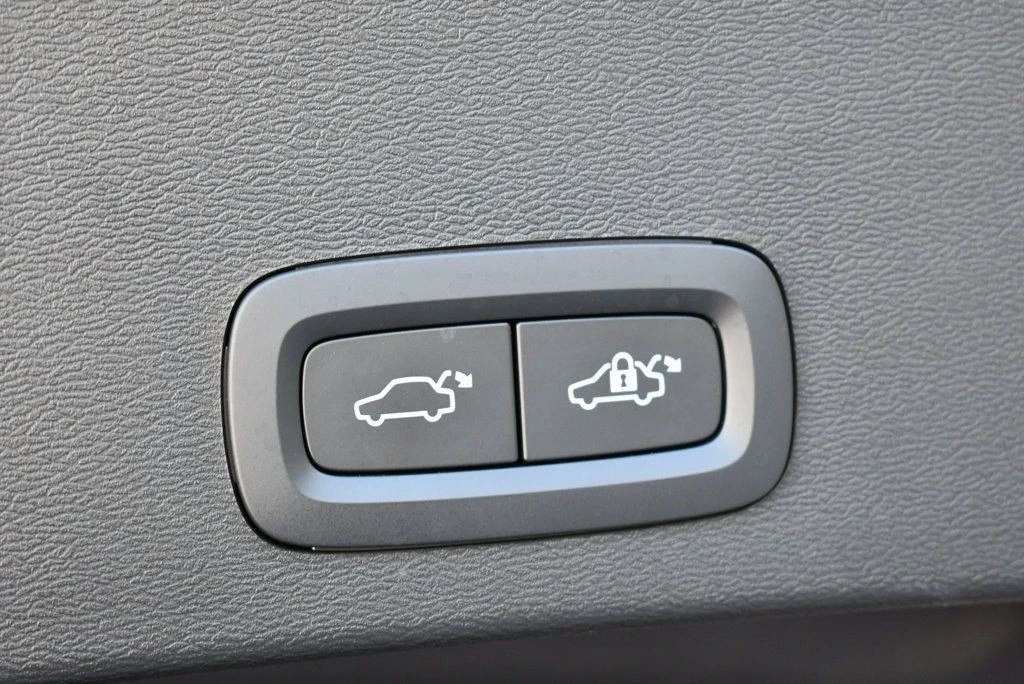 2024 Volvo XC40 - Image 17 of 21