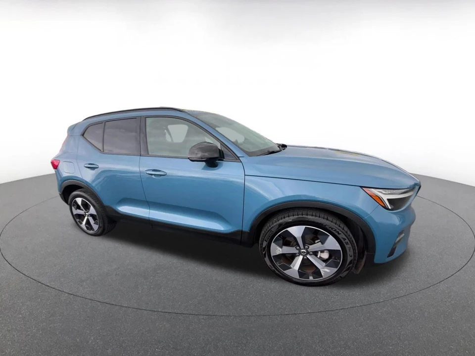 2024 Volvo XC40 - Image 2 of 31