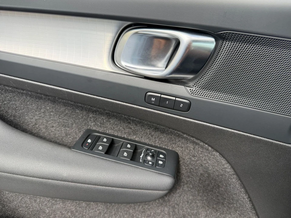 2024 Volvo XC40 - Image 17 of 31