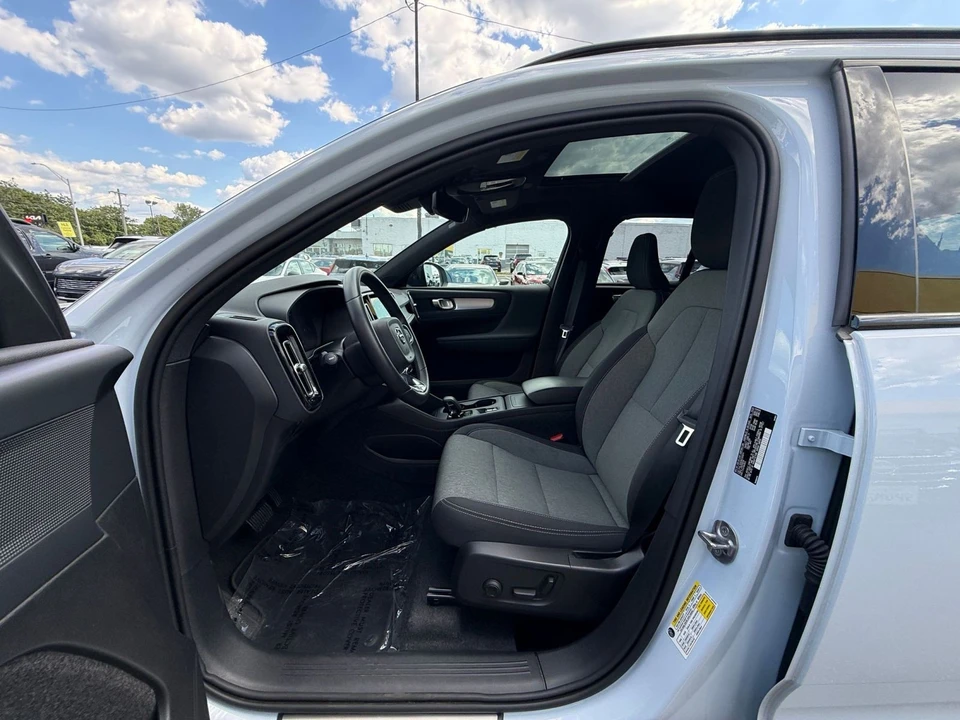 2024 Volvo XC40 - Image 25 of 31