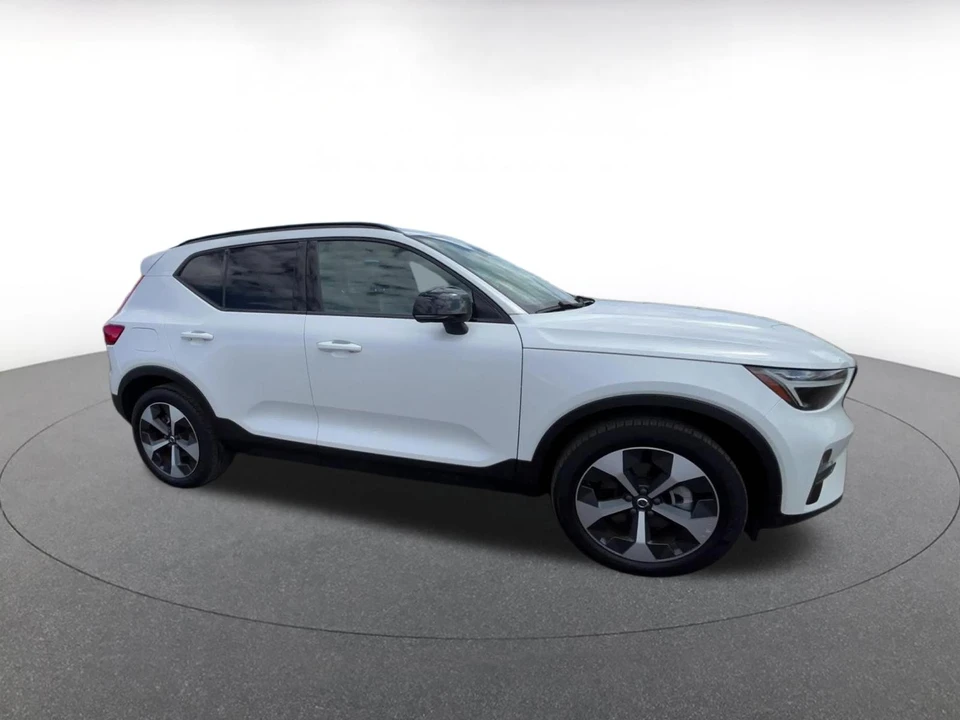 2024 Volvo XC40 - Image 2 of 31