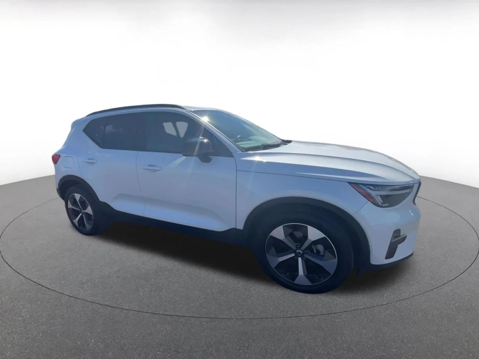 2024 Volvo XC40 - Image 2 of 31