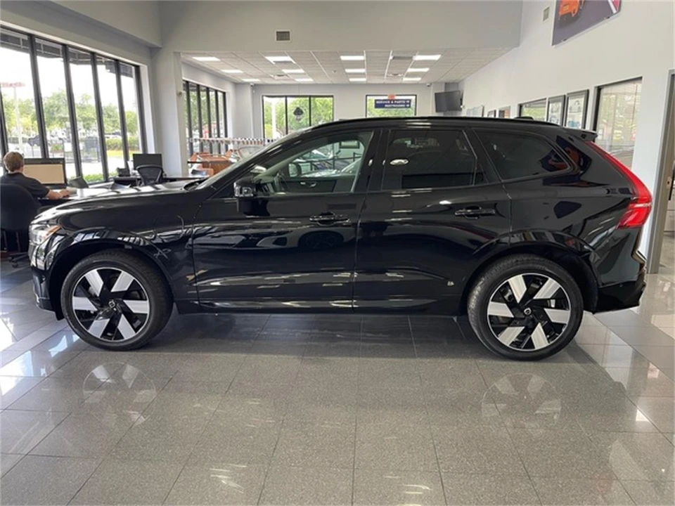 2024 Volvo XC60 2nd Gen - Image 2 of 31