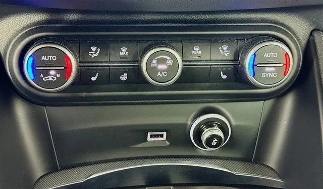 2025 Alfa Romeo Stelvio - Image 16 of 20