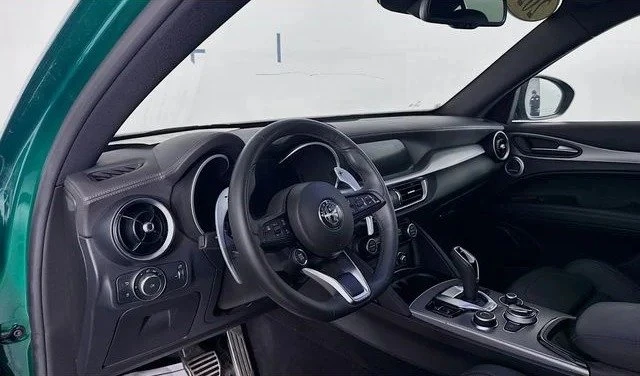 2025 Alfa Romeo Stelvio - Image 9 of 20