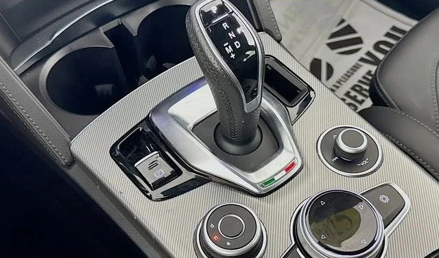 2025 Alfa Romeo Stelvio - Image 17 of 20