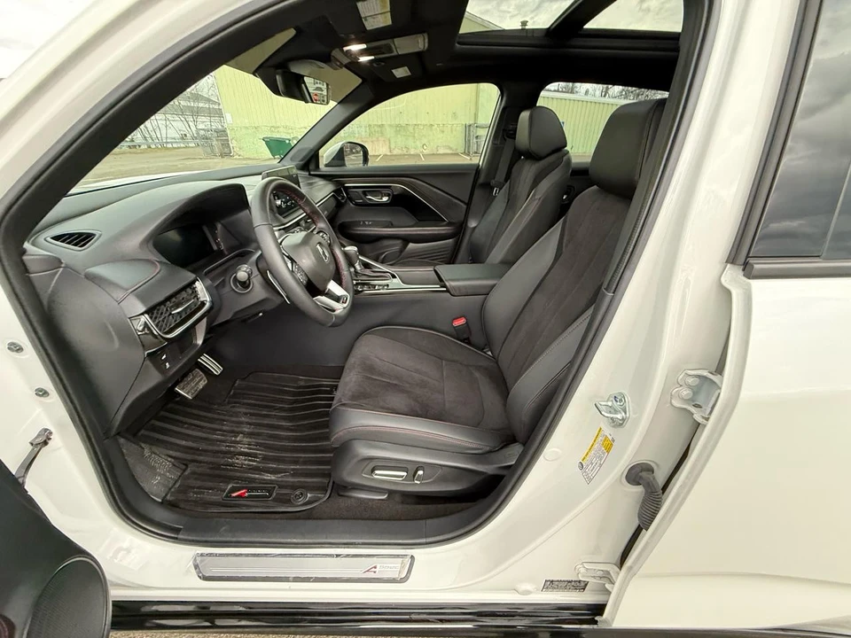 2025 Acura ADX - Image 25 of 31