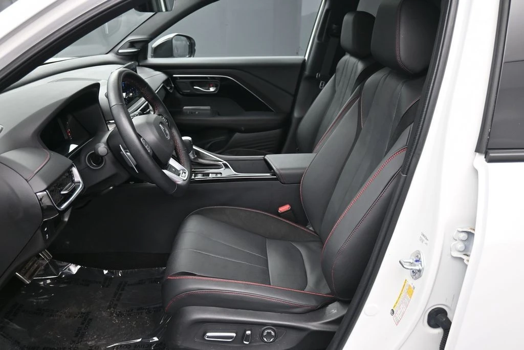 2025 Acura ADX - Image 19 of 31