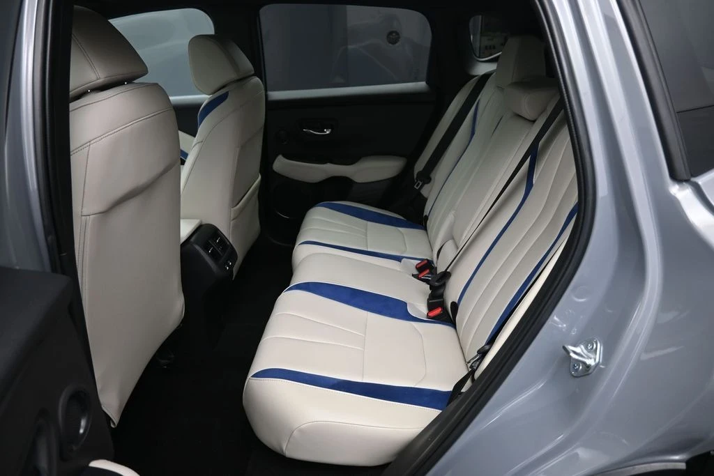 2025 Acura ADX - Image 21 of 31