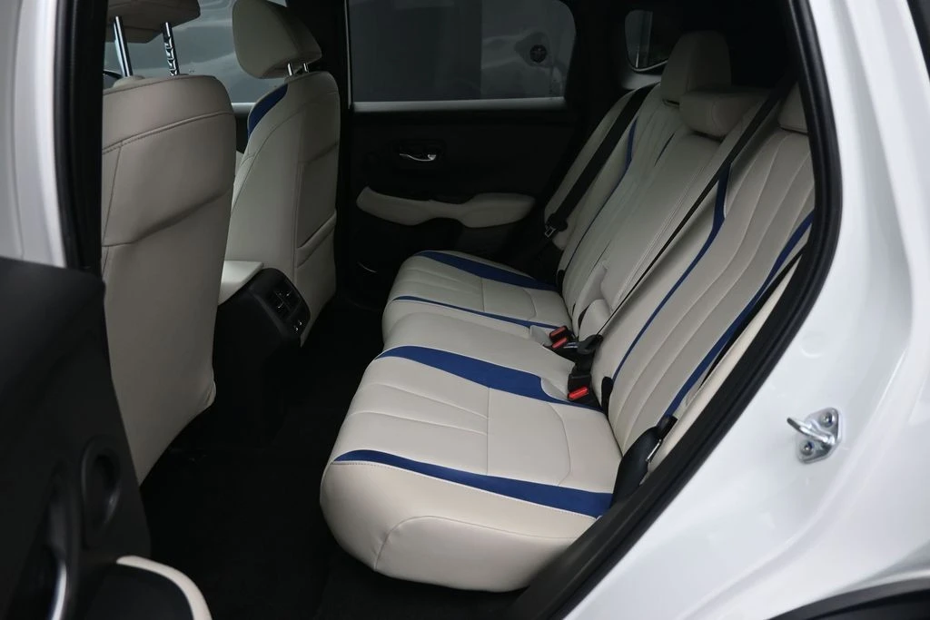 2025 Acura ADX - Image 21 of 31