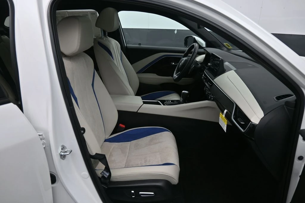 2025 Acura ADX - Image 25 of 31