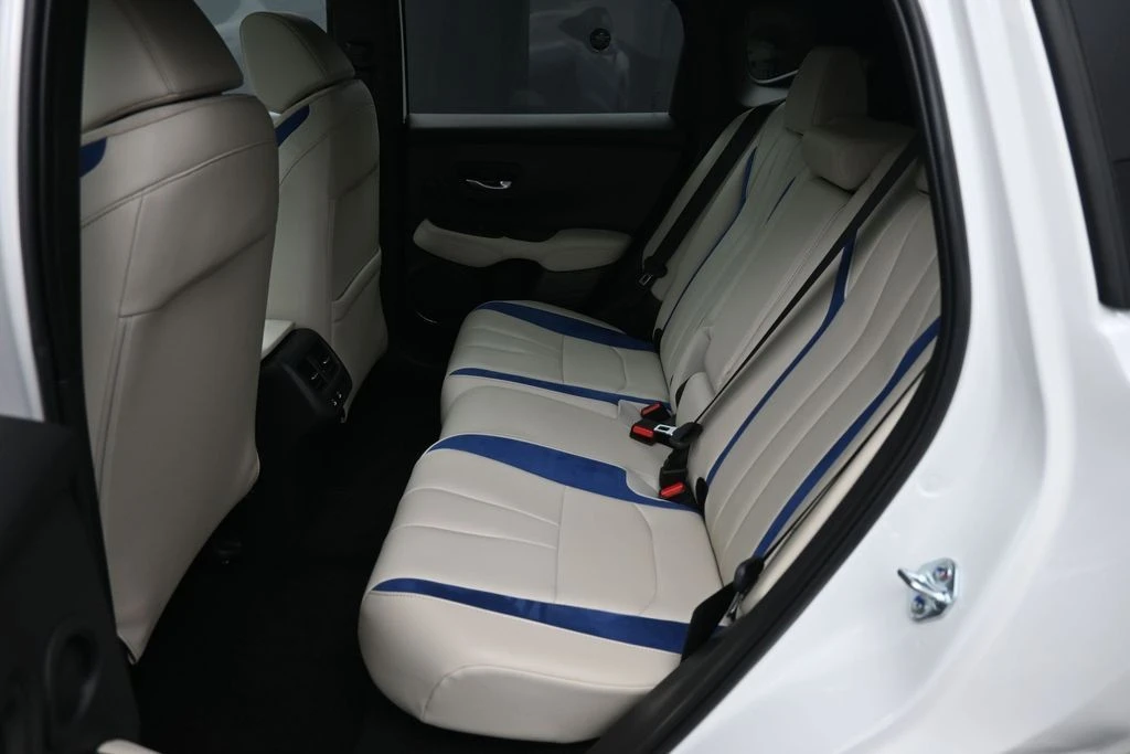 2025 Acura ADX - Image 21 of 31