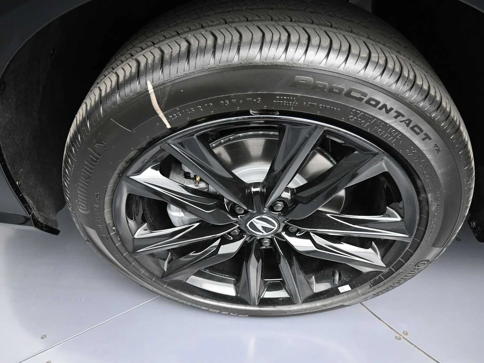 2025 Acura ADX - Image 13 of 31
