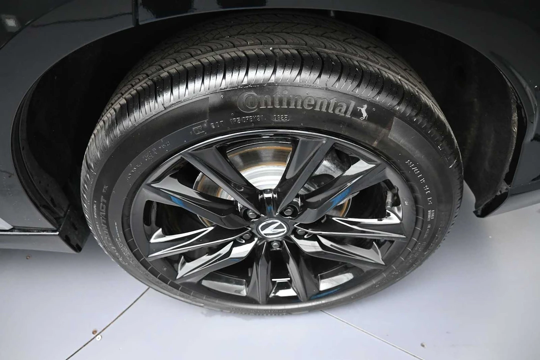 2025 Acura ADX - Image 15 of 31