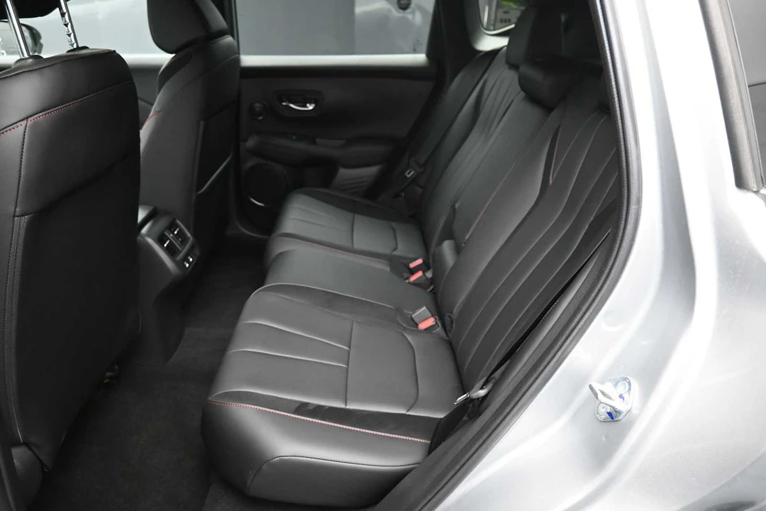 2025 Acura ADX - Image 21 of 31