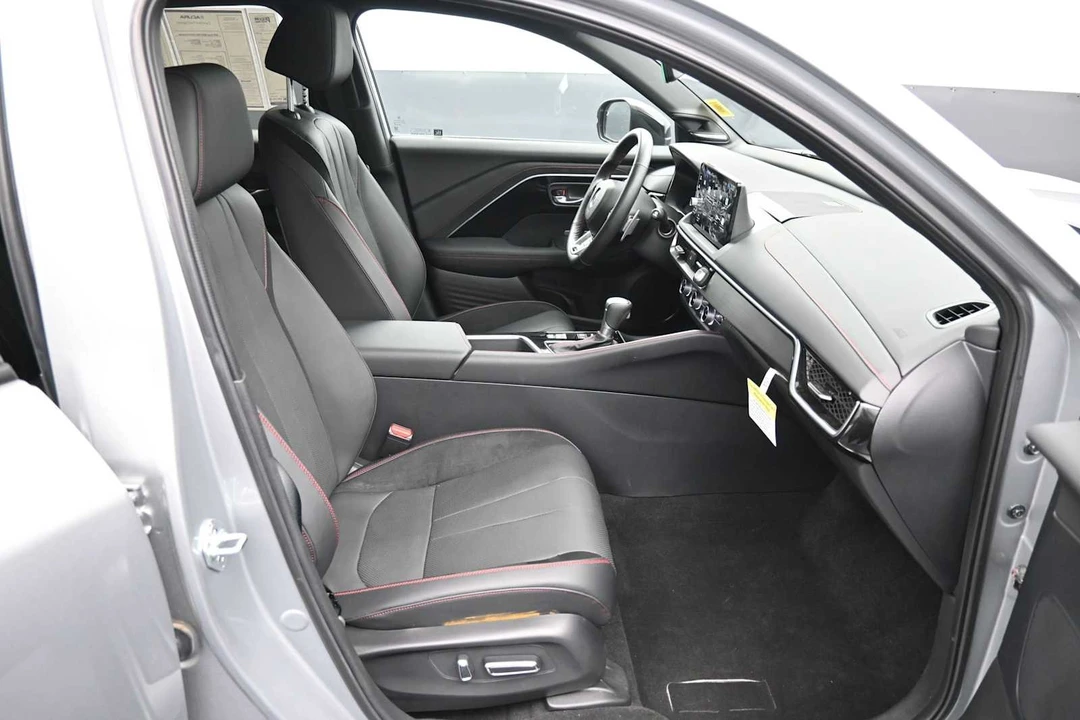 2025 Acura ADX - Image 25 of 31