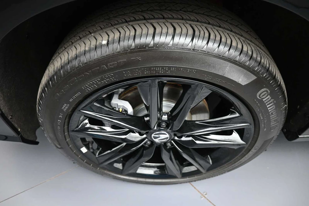 2025 Acura ADX - Image 13 of 31