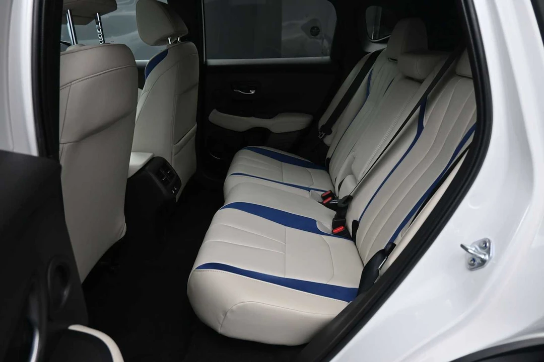 2025 Acura ADX - Image 21 of 31