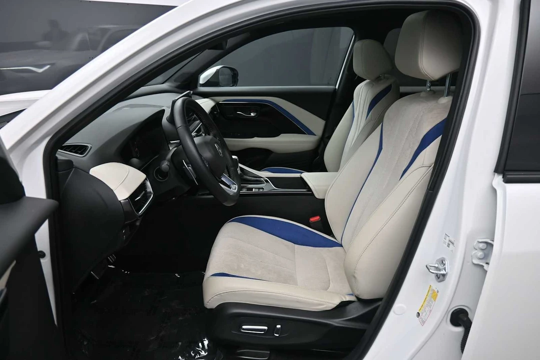 2025 Acura ADX - Image 19 of 31