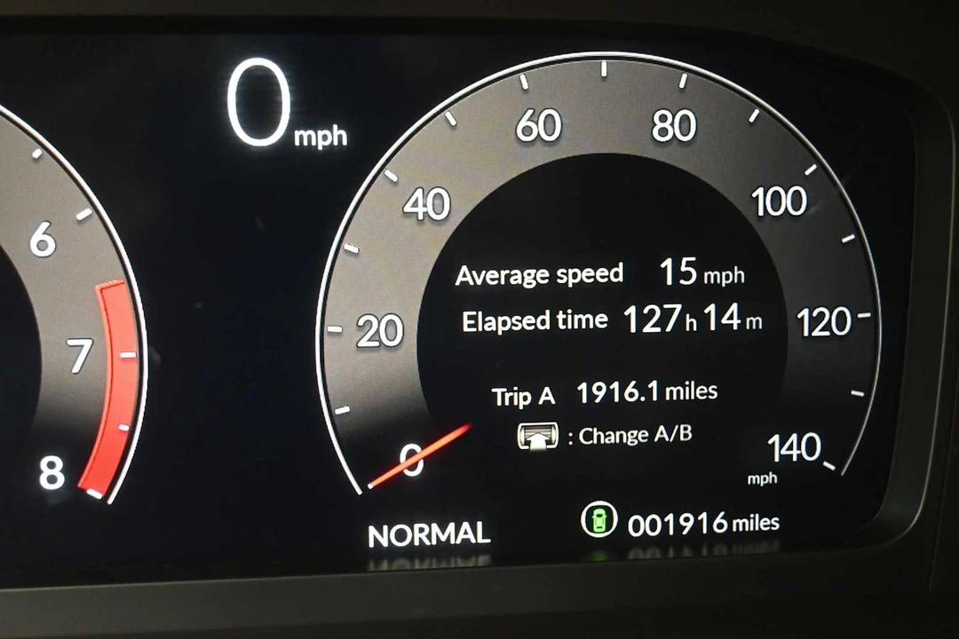 2025 Acura ADX - Image 16 of 31