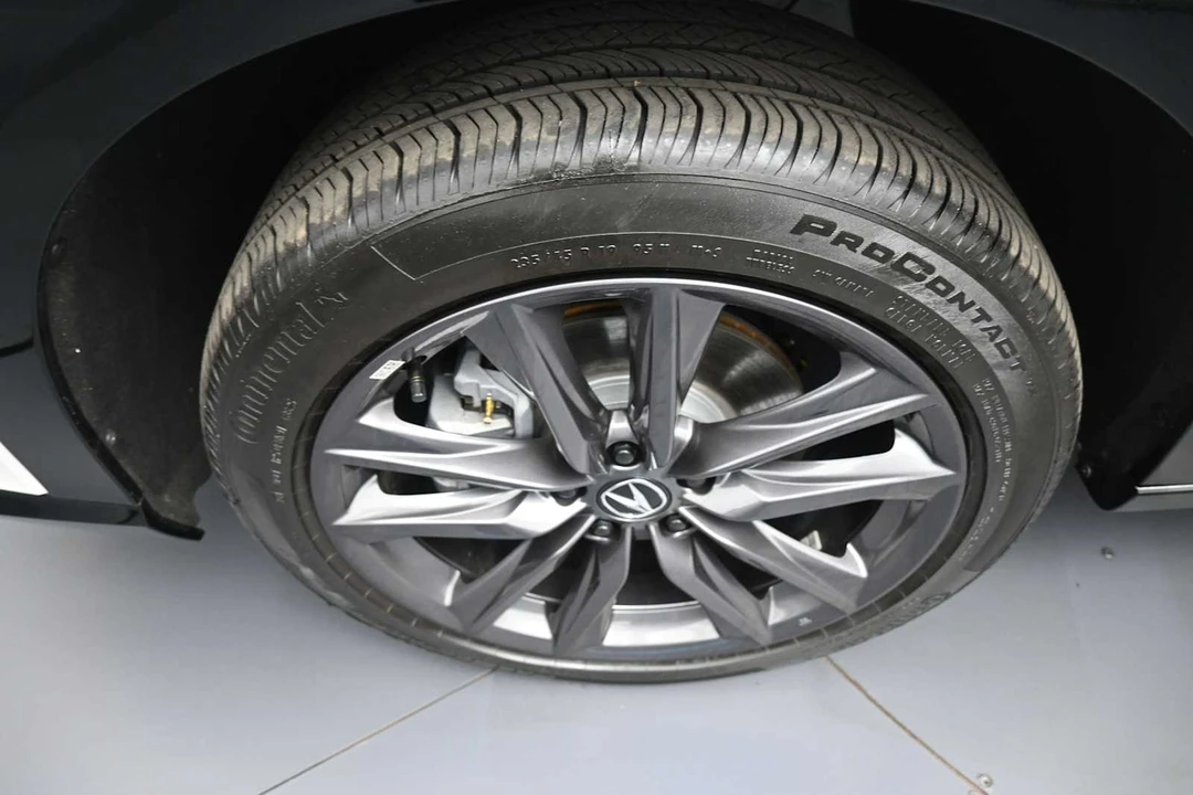 2025 Acura ADX - Image 14 of 31