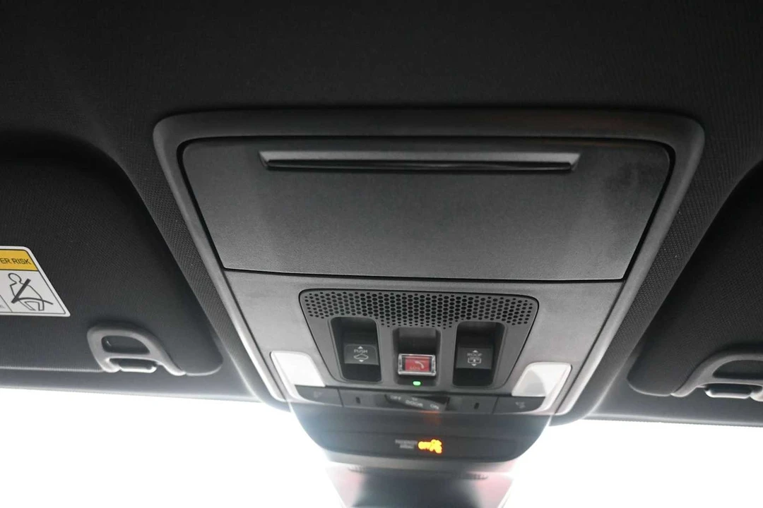 2025 Acura ADX - Image 16 of 31