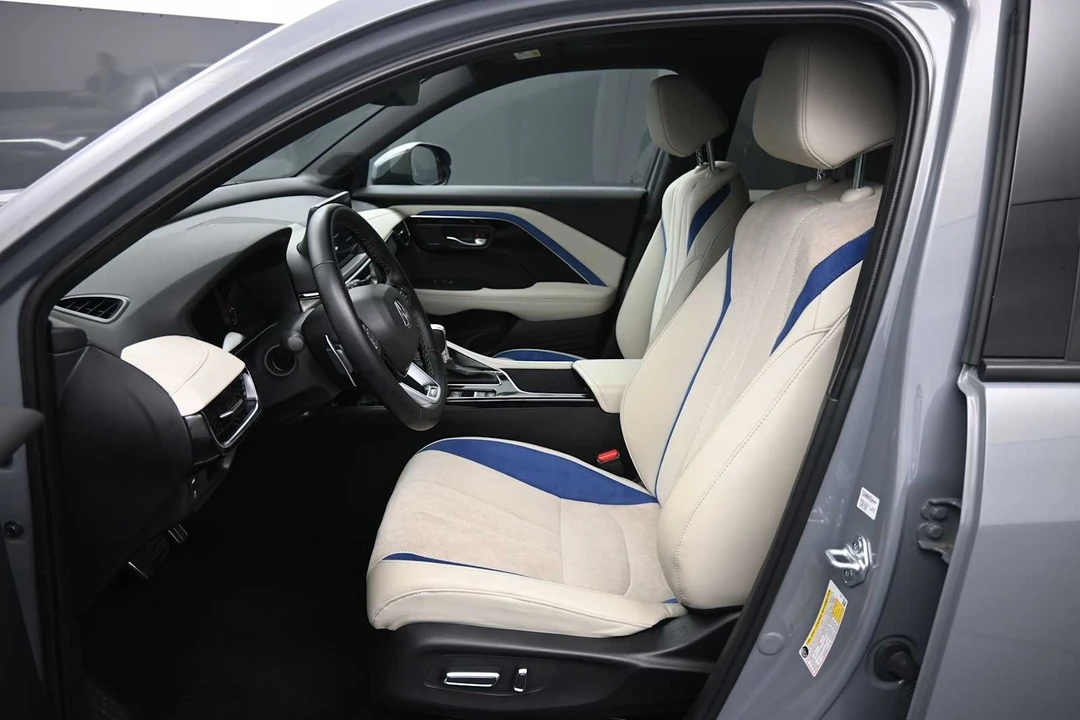 2025 Acura ADX - Image 17 of 31