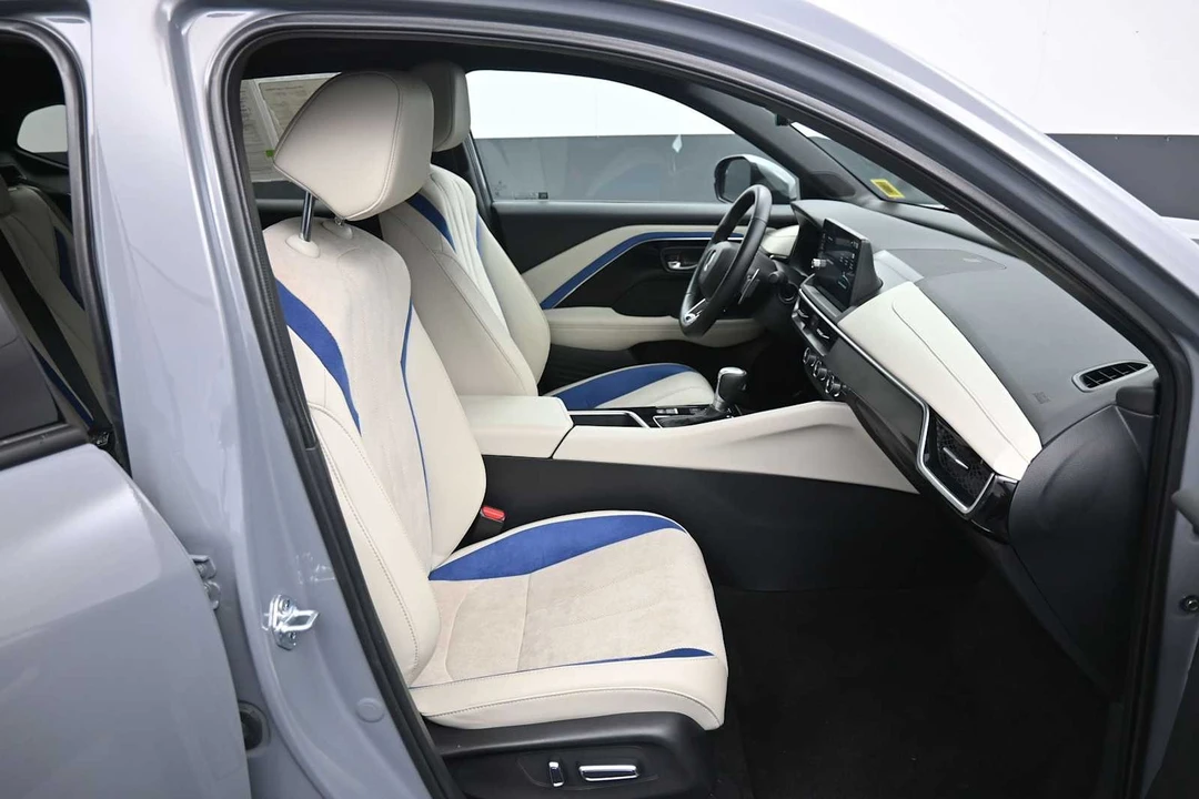 2025 Acura ADX - Image 23 of 31