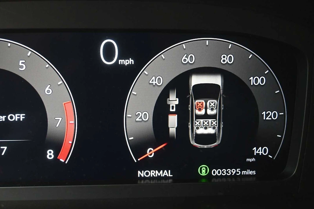 2025 Acura ADX - Image 15 of 31
