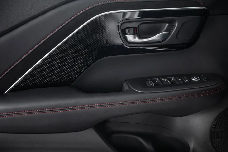 2025 Acura ADX - Image 8 of 13