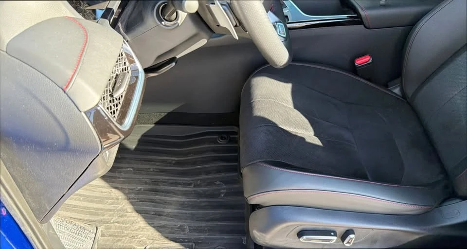 2025 Acura ADX - Image 18 of 20