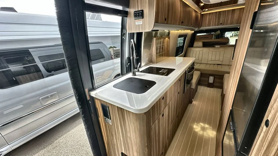 2025 Airstream - Image 5 of 20