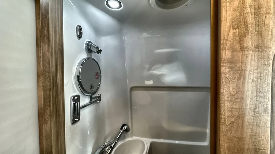2025 Airstream - Image 4 of 20