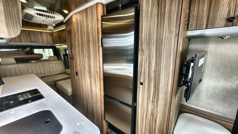 2025 Airstream - Image 7 of 20