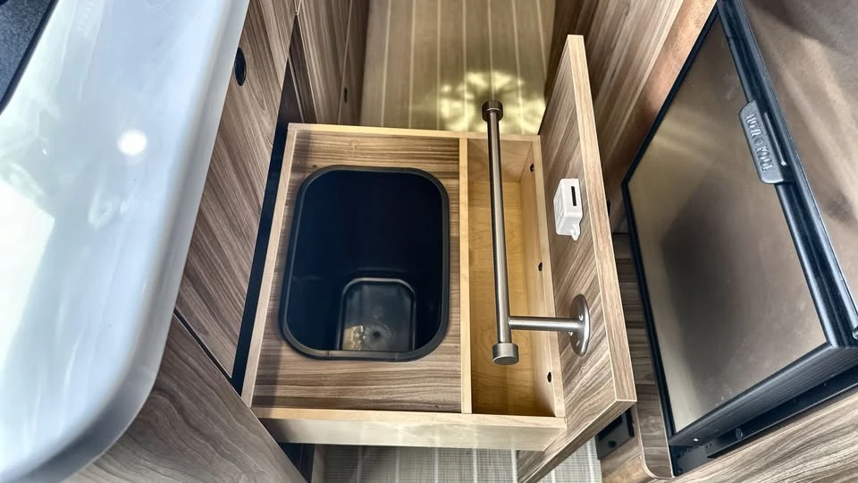 2025 Airstream - Image 14 of 20