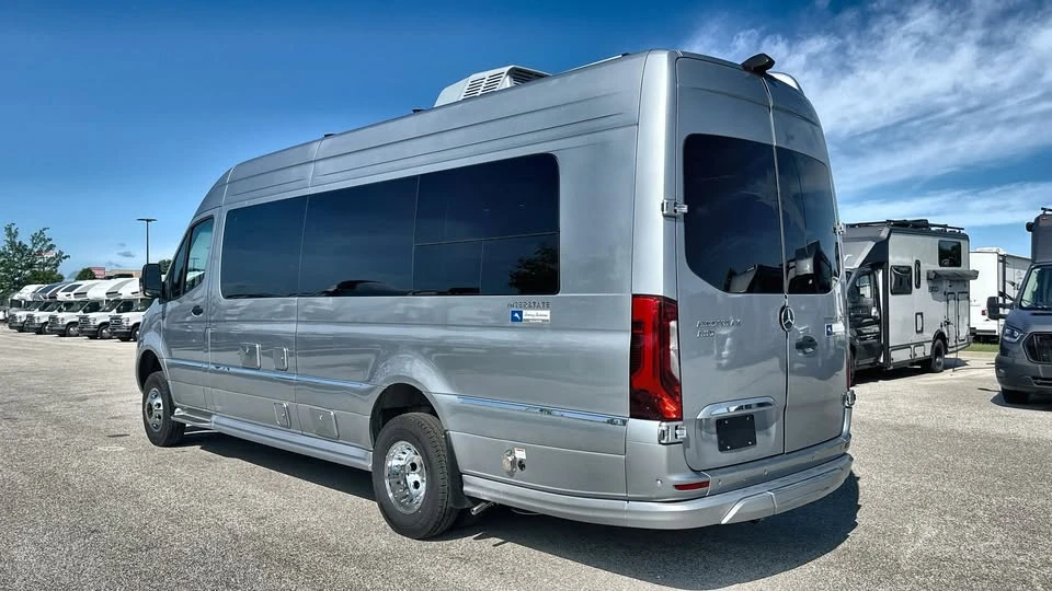 2025 Airstream - Image 3 of 20