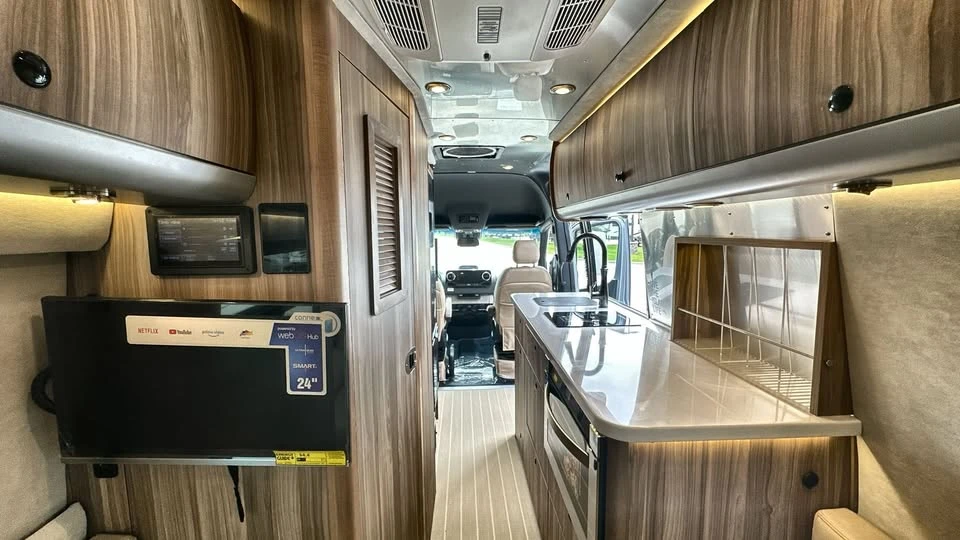 2025 Airstream - Image 9 of 20