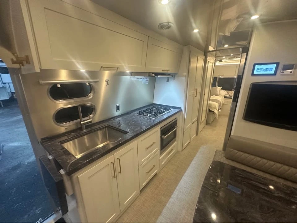 2025 Airstream - Image 2 of 5