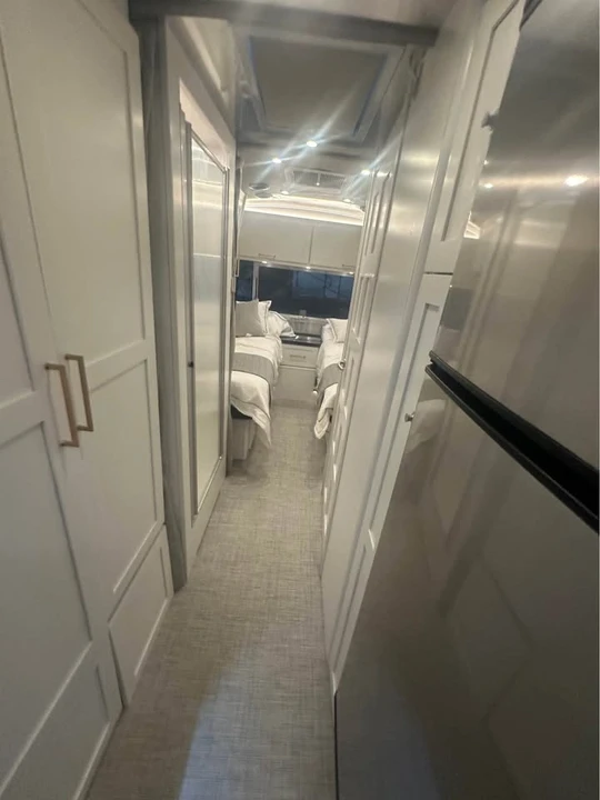 2025 Airstream - Image 3 of 5