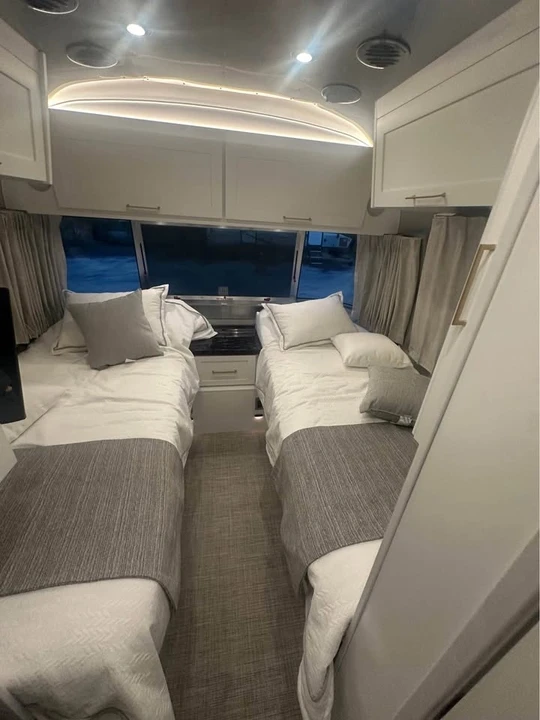 2025 Airstream - Image 4 of 5