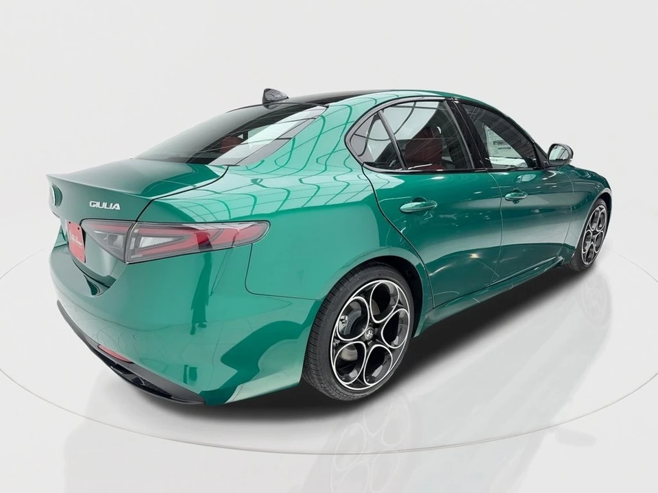 2025 Alfa Romeo Giulia - Image 8 of 12